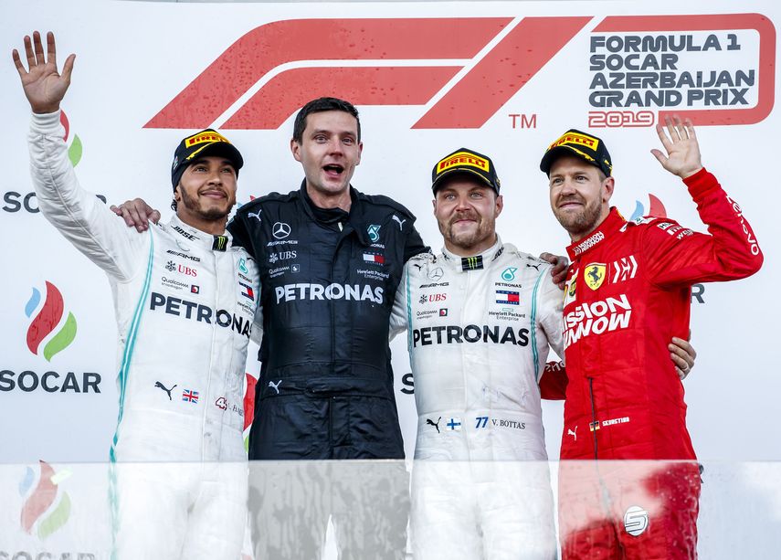 Partiendo desde la pole, Bottas, que el año anterior cedió a Hamilton la victoria en el circuito urbano de Bakú por culpa de un pinchazo, ganó esta vez a su compañero. Inclinó de su lazo el primer pulso de la estrecha salida y conservó el primer puesto hasta el final, aunque el británico se le acercó mucho.