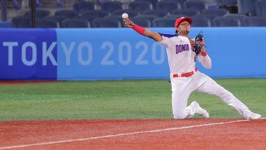 El tercera base de República Dominicana, Erick Mejía, lanza la pelota hacia la primera base durante la séptima entrada del juego de repechaje de la ronda 1 de béisbol de los Juegos Olímpicos de Tokio 2020