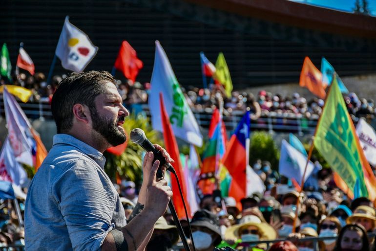 El candidato presidencial chileno Gabriel Boric, del partido Apruebo Dignidad, habla con simpatizantes durante un mitin. Chile celebrará la segunda vuelta presidencial el 19 de diciembre.
