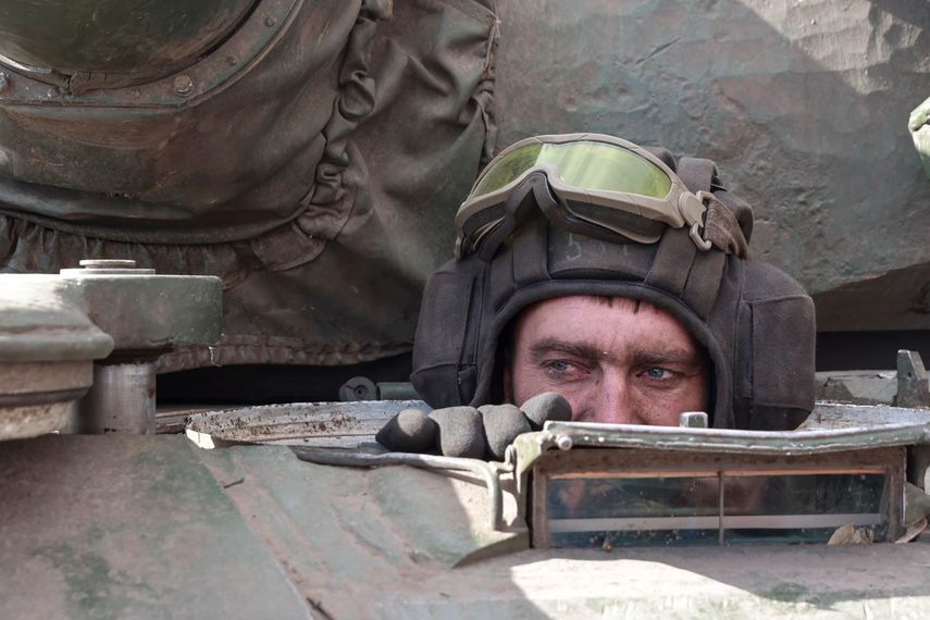 Un soldado ucraniano mira desde un tanque en el vecindario de Lukyanivka, en la región de Kiev, el lunes 27 de marzo de 2022.