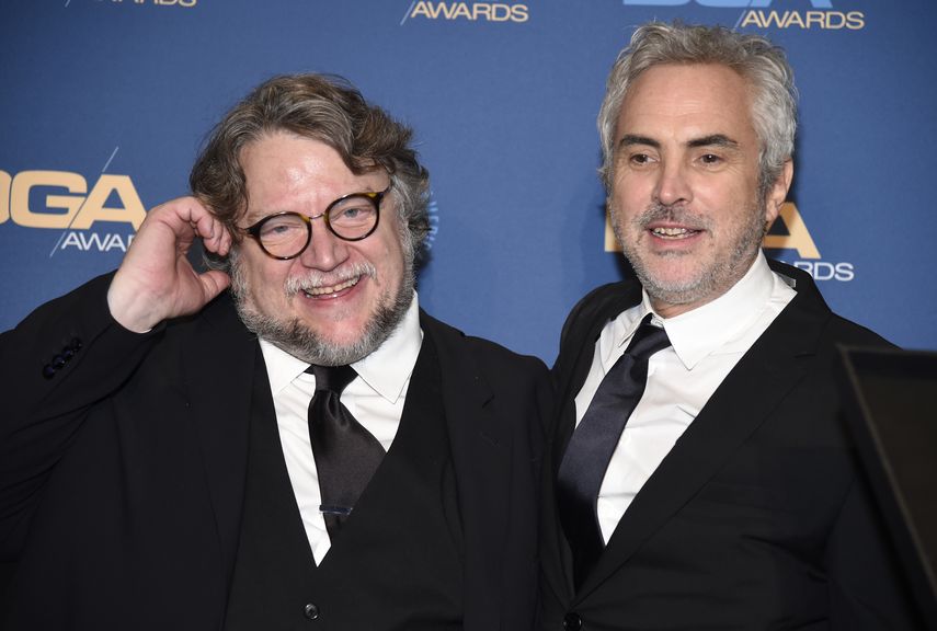 Guillermo del Toro, izquierda, posa en la sala de prensa con Alfonso Cuarón, ganador del premio de dirección destacada en un largometraje por Roma en la 71ª entrega anual de los premios DGA el 2 de febrero de 2019, en Los Angeles. Cuarón y Del Toro presentarán una conferencia benéfica el 13 y 15 de noviembre 2020 vía Eticket Live.