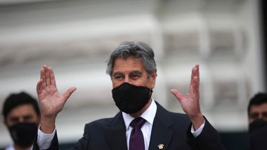 El legislador Francisco Sagasti saluda a la multitud frente al edificio legislativo el lunes 16 de noviembre de 2020 después de ser designado líder del Parlamento y quedar con la vía despejada para convertirse en el nuevo presidente interino del Perú tras la renuncia de Manuel Merino, en Lima