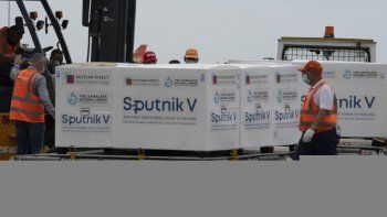 NOTICIA DE VENEZUELA  - Página 32 Venezuelan-airport-workers-place-in-refrigerated-truck-packages-containing-100000-doses-of-the-russian-sputnik-v-vaccine-against-the-covid-19-virus-at-the-simon-bolivar-international-airport-in-la-guaria-venezuela-on-february-13-2021