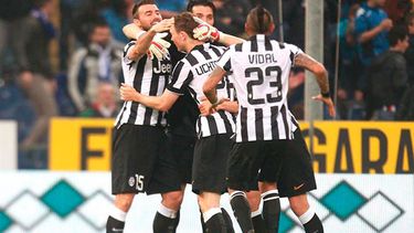 La Juventus celebró en el campo de la Sampdoria (EFE)