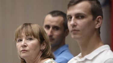 Vyacheslav Volyvach (atrás C) y Olha Tabachuk (izquierda), hermano y madre de Serhiy Tabachuk (no sale en la foto) que ha sido detenido en la región de Zaporizhia mientras evacuaba personas, junto a Ihor Talalay (derecha), testigo ucraniano de los centros de filtración rusos, mientras asisten a una discusión con el título La filtración como frente invisible de la agresión de Rusia contra Ucrania en la sede de la OSCE en Viena el 27 de julio de 2022.&nbsp;