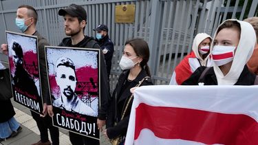 Manifestantes portan carteles durante una protesta en que se exige la liberación del activista opositor bielorruso Raman Protasevich, frente a la Embajada de Bielorrusia en Varsovia, Polonia, el martes 25 de mayo de 2021