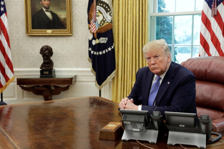 El presidente Donald Trump participa en una reunión en la Oficina Oval de la Casa Blanca, en Washington.