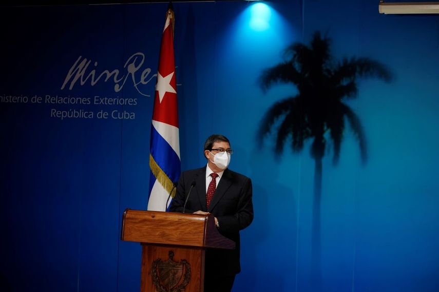 El ministro de Relaciones Exteriores de Cuba, Bruno Rodríguez Parrilla, con una máscara en medio de la pandemia de COVID-19, presenta el informe de Cuba sobre el impacto de la política de embargo de Estados Unidos en la isla durante el año pasado, en el Ministerio de Relaciones Exteriores en La Habana, Cuba, el jueves 22 de octubre de 2020.