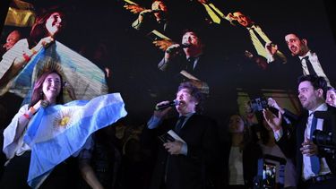 El diputado y candidato ultraliberal Javier Milei habla a sus simpatizantes en Buenos Aires el 22 de octubre de 2023. En la primera vuelta el libertario no logró aglutinar más votos.