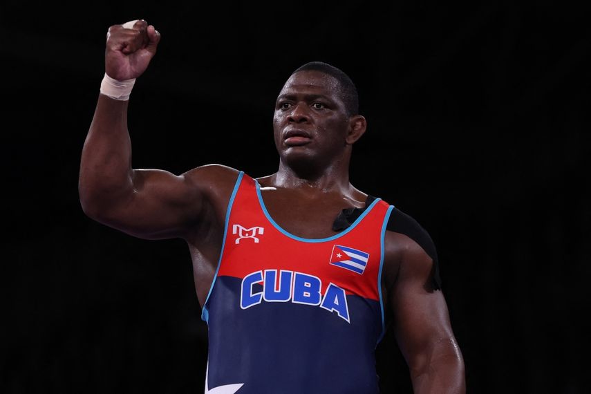 Mijain López, de Cuba, reacciona después de ganar contra Riza Kayaalp de Turquía en su semifinal de lucha grecorromana masculina de 130 kg durante los Juegos Olímpicos de Tokio 2020