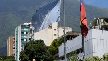 Una bandera de la ONU y de Venezuela cuelga afuera del edificio que alberga la Oficina de Asesoría Técnica del Alto Comisionado de las Naciones Unidas para los Derechos Humanos, en Caracas, Venezuela, el jueves 15 de febrero de 2024.