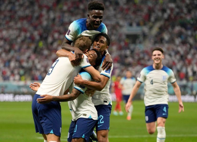 Raheem Sterling celebra con sus compañeros tras anotar el tercer gol de Inglaterra ante Irán en el partido del Grupo B 