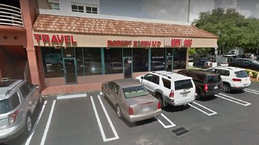 La fachada de la clínica del médico Robert Besen en Aventura, al norte de Miami.