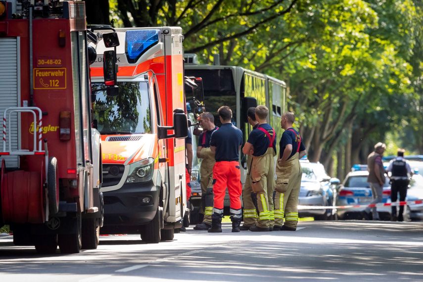 Efectivos de equipos de emergencia trabajan en el lugar donde doce personas resultaron heridas, dos de ellas de gravedad, en un ataque cometido por un hombre armado con un cuchillo en un autobús urbano, en la ciudad alemana de Lübeck, el 20 de julio del 2018.&nbsp;