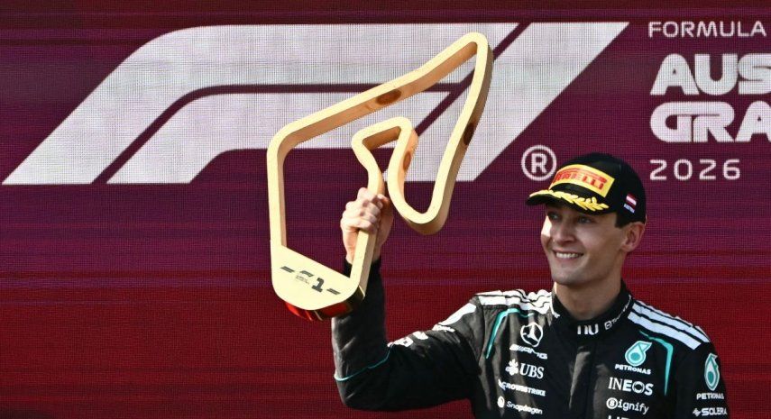 El piloto británico George Russell, de Mercedes, celebra en el podio tras ganar el Gran Premio de Austria de la Fórmula 1, el 28 de junio de 2026.