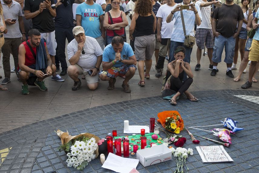 El niño estaba paseando por Las Rambas, la céntrica calle de Barcelona donde se produjo el atentado, junto a su madre, que se encuentra en estado grave pero estable en un hospital de Barcelona