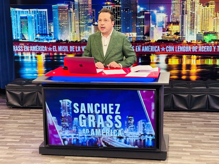 Jorge Luis Sánchez Gras durante la transmisión especial en UniVista TV, celebrando el segundo aniversario de su programa “Sánchez Gras en América.