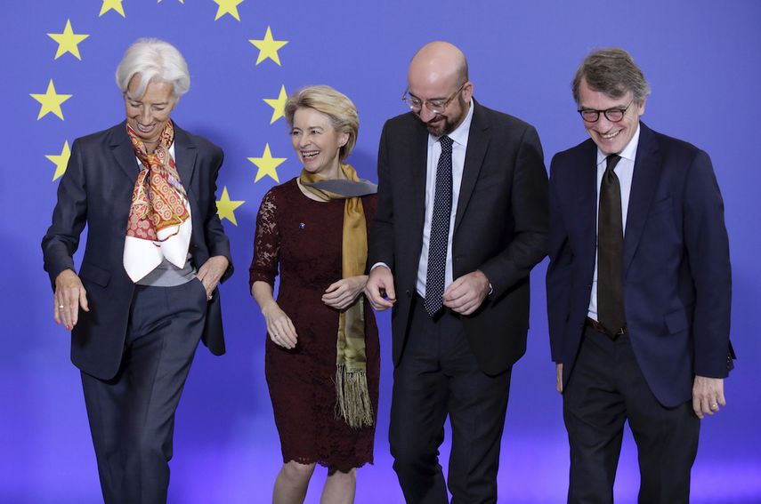 La presidenta del Banco Central Europeo Christine Lagarde (primera desde la izquierda), la presidenta de la Comisi&oacute;n Europea Ursula von der Leyen, el presidente del Consejo Europeo Charles Michel y el presidente del Parlamento Europeo David Sassoli se preparan para posar ante los fot&oacute;grafos en Bruselas, el domingo 1 de diciembre de 2019.