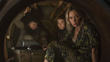 En esta imagen difundida por Paramount Pictures, de izquierda a derecha, Noah Jupe, Millicent Simmonds y Emily Blunt en una escena de A Quiet Place Part II.