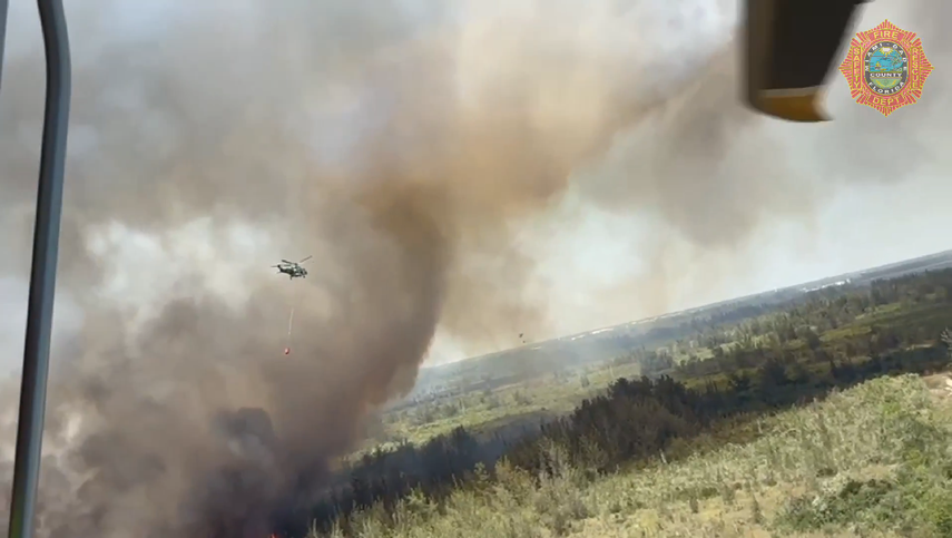 Helicópteros intentan sofocar las llamas.