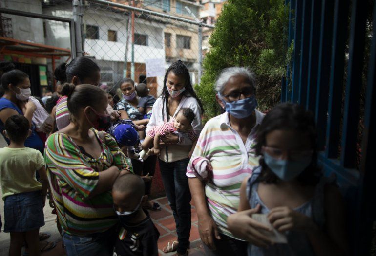 NOTICIA DE VENEZUELA  - Página 4 Varias-mujeres-y-ninos-mascarillas-protegerse-del-coronavirus-aguardan-su-turno-el-viernes-20-noviembre-2020-una-campana-vacunacion-contra-otras-enfermedades-organizada-el-ministerio-salud-el-vecindario-el-valle-caracas-venezuela
