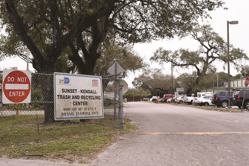 Fachada del centro vecinal de acopio de basuras del área de Kendall. (A. MATA)