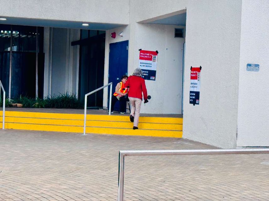 Votantes acuden al City Hall de Miami Beach a emitir su derecho al voto.