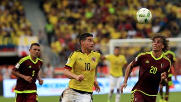 James Rodríguez (izquierda) de&nbsp;Colombia&nbsp;disputa el balón ante Rolf Feltscher (derecha) de Venezuela&nbsp;