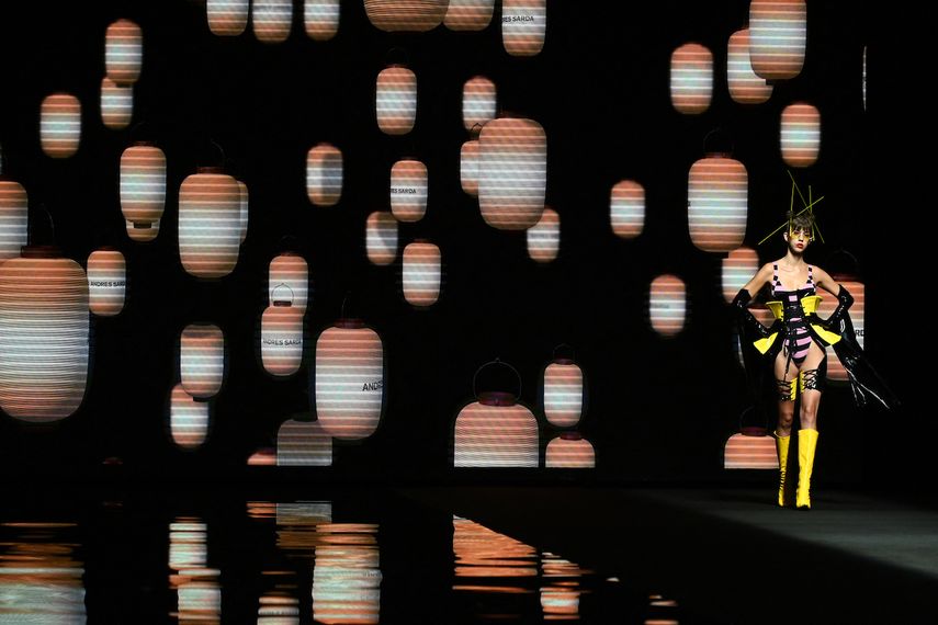 Una modelo presenta una creación de la colección Primavera / Verano 2022 del diseñador español Andrés Sarda durante la Mercedes Benz Fashion Week en Madrid el 16 de septiembre de 2021.    