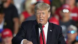 El expresidente Donald Trump habla a sus seguidores.