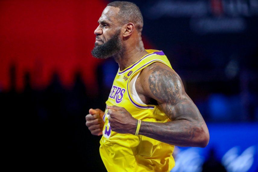 El jugador de los Lakers de Los Ángeles, LeBron James (23), reacciona tras un enceste ante los Pacers de Indiana en la final de la Copa NBA, el sábado 9 de diciembre de 2023, en Las Vegas.