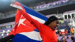 La cubana Leyanis Pérez celebra luego de quedarse con la medalla de oro en el triple salto del Mundial de pista cubierta, el 22 de marzo de 2025.