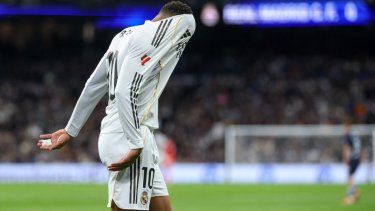 El delantero francés del Real Madrid, Kylian Mbappé, coloca la cabeza dentro de su camiseta durante un partido de la liga española ante el RC Celta de Vigo en el Estadio Santiago Bernabéu de Madrid, el 7 de diciembre de 2025.