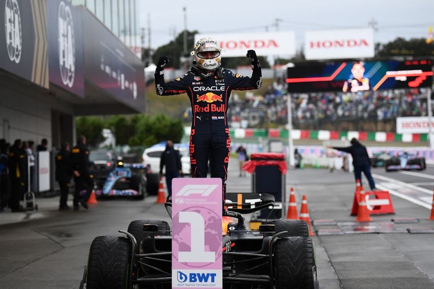 El piloto holandés de Red Bull Racing, Max Verstappen, celebra en su auto luego de su victoria en el Gran Premio de Japón de Fórmula 1 en Suzuka, prefectura de Mie, el 9 de octubre de 2022. Ford anunció su unión con la escudería campeona &nbsp; &nbsp;
