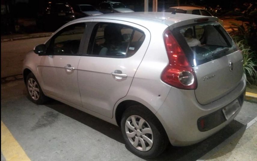 Uno de los disparos atravesó la carrocería del vehículo e impactó en uno de los pies de la diplomática.&nbsp;