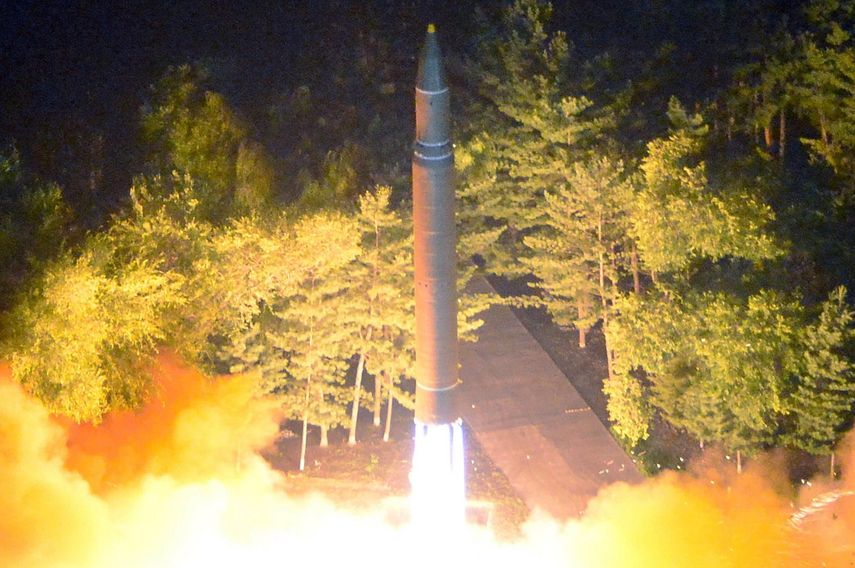 Fotografía de archivo cedida por la Agencia Norcoreana de Noticias que muestra la segunda prueba de lanzamiento de un misil ICBM Hwasong.