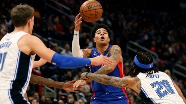 El base de los Pistons de Detroit Killian Hayes recibe una falta del base del Magic de Orlando Markelle Fultz, mientras el pívot Moritz Wagner observa en el encuentro del miércoles 28 de diciembre del 2022.&nbsp;