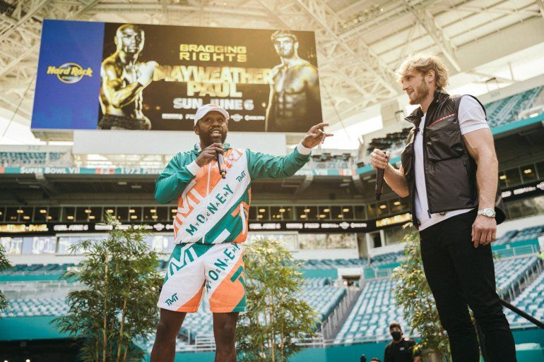 Floyd Mayweather Jr. (izq.) enciende en el show en el Hard Rock Stadium, el 7 de mayo pasado, en la presentación de la pelea contra Paul Logan. 