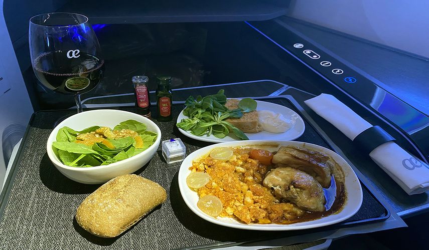 Almuerzo a escoger entre tres opciones, clase ejecutiva, Air Europa: pollo relleno de foie y pasas, demiglace con miel, romero y migas del pastor con uvas.