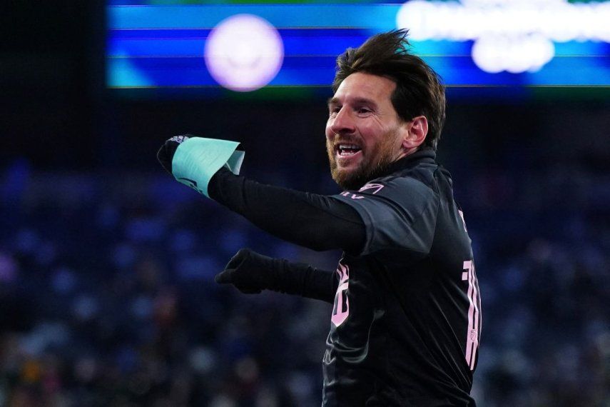 Lionel Messi del Inter Miami celebra después de anotar el primer gol del equipo durante el partido de ida de la Copa de Campeones de la Concacaf 2025 entre el Sporting Kansas City y el Inter Miami en el Sporting Park el 19 de febrero de 2025 en Kansas City, Kansas.