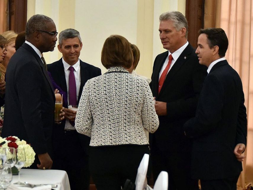 El designado gobernante cubano, Miguel Díaz-Canel (2 der.), se reunió con miembros del Congreso de Estados Unidos, en el marco de la 73 Asamblea General de la ONU, en Nueva York.