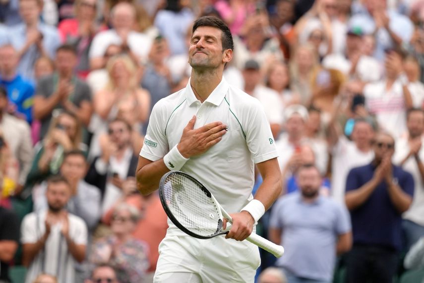 Novak Djokovic celebra después de derrotar en la primera ronda de Wimbledon a Kwon Soonwoo, de Corea, en la primera ronda del torneo sobre césped, en Londres, el lunes 27 de junio de 2022. Djokovic no jugará el torneo de Cincinnati al no estar vacunado contra COVID-19 y no poder ingresar a Estados Unidos.&nbsp;