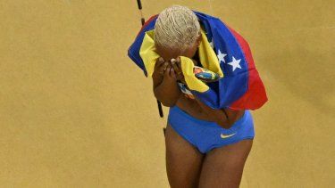 La venezolana Yulimar Rojas celebra su victoria en la final de triple salto femenino durante el Campeonato Mundial de Atletismo en el Centro Nacional de Atletismo de Budapest el 25 de agosto de 2023. &nbsp;