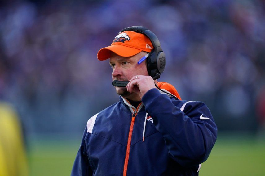 Nathaniel Hackett, entrenador de los Broncos de Denver, da indicaciones en el partido del domingo 4 de diciembre de 2022, en Baltimore.
