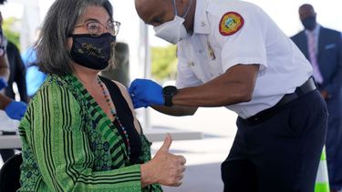 La alcaldesa del condado Miami-Dade, Daniella Levine Cava, recibe la vacuna de Pfizer contra el coronavirus, el 17 de marzo de 2021 en el centro de vacunación Tropical Park, en Miami, Florida.&nbsp;