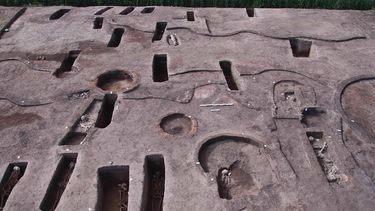 La foto distribuida por el Ministerio de Antigüedades y Turismo de Egipto el martes 27 de abril de 2021 muestra tumbas antiguas recientemente descubiertas, algunas con restos humanos, en el sitio arqueológico de Koum el-Khulgan, provincia del Delta del Nilo, 150 kilómetros al noreste de El Cairo, Egipto. 