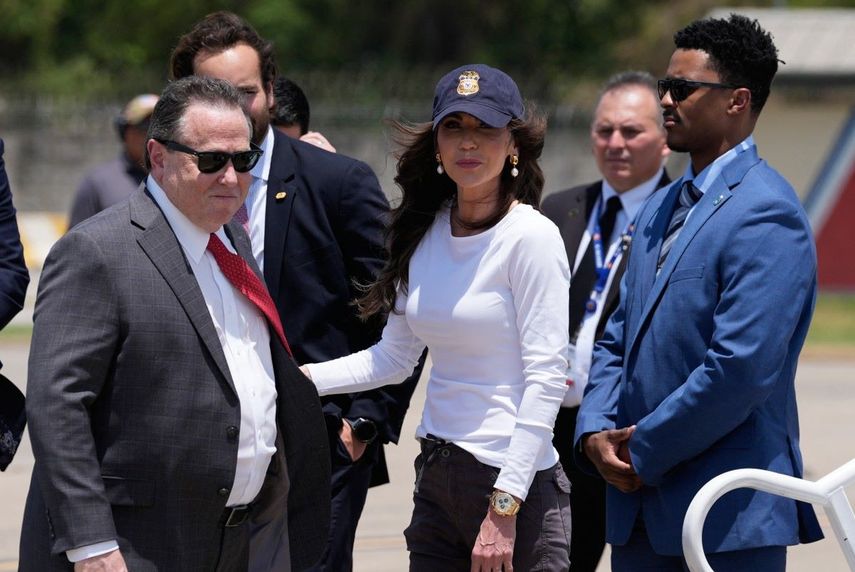 El embajador de Estados Unidos, William H. Duncan (izquierda), recibe a la secretaria de Seguridad Nacional, Kristi Noem, tras su llegada al Aeropuerto Internacional de Comalapa, en San Salvador, El Salvador, el 26 de marzo de 2025.