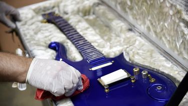 En esta foto del seis de mayo del 2020, la guitarra Blue Angel Cloud 2 hecha especialmente para Prince, es pulida antes de una subasta en Beverly Hills, California.&nbsp;