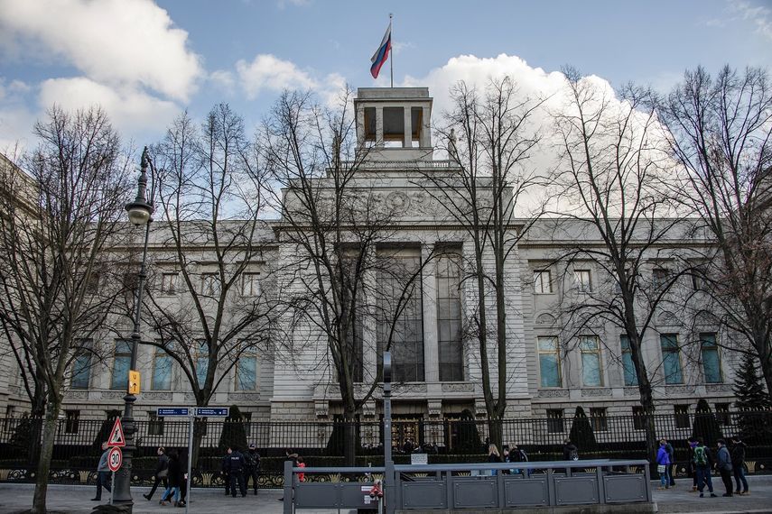 Vista de la fachada de la embajada rusa en Berlín, Alemania.