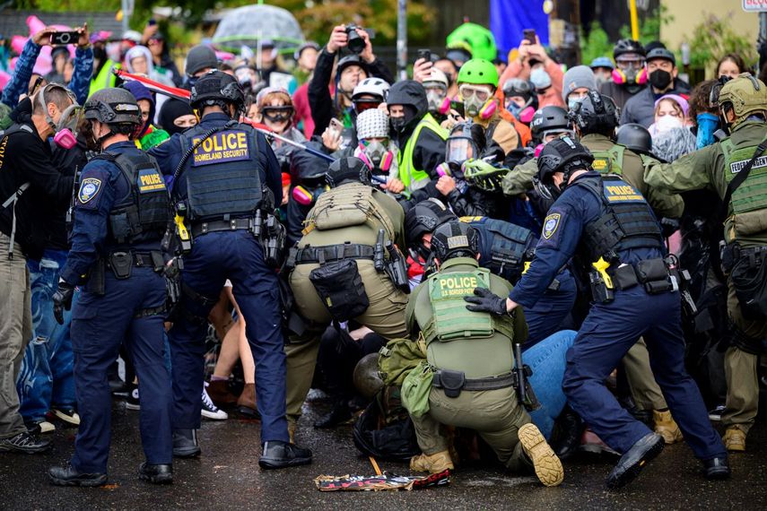 Agentes federales se enfrentan a las agresiones de manifestantes anti-ICE en el edificio de Inmigración y Control de Aduanas de EEUU, en Portland, Oregón.